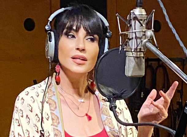 Ayşegül Aldinç’in Sesinden “Bu Akşam Gün Batarken Gel”